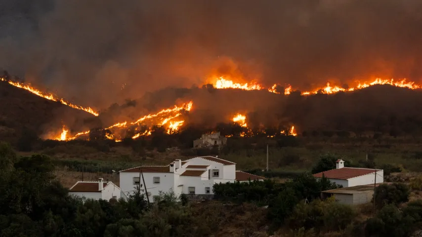 Geisterstädte und Verwüstung / Brände in Spanien wüten, mindestens 13 Tote