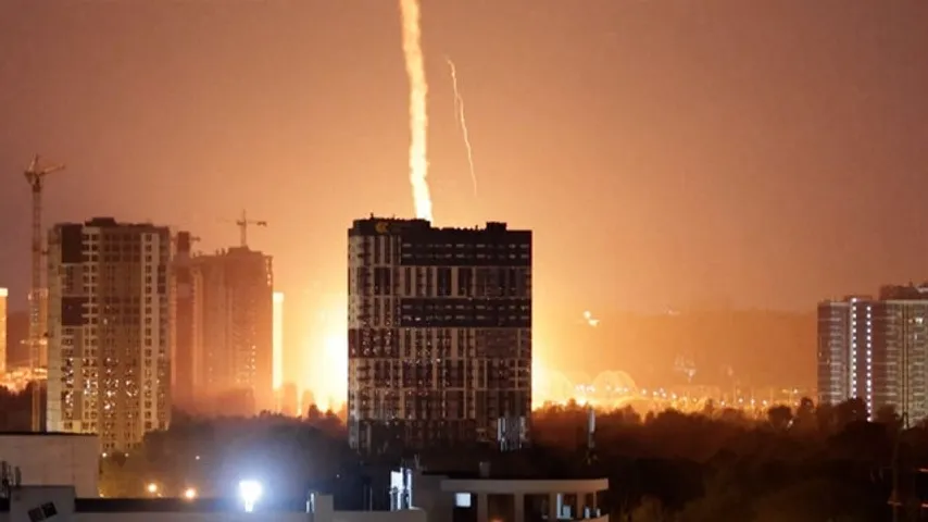 Kiew unter russischem Raketenhagel – Selenskyj: Moskau bereit für massiven Angriff