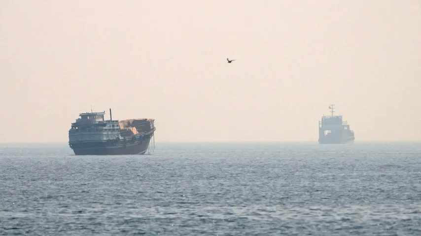 Tanker, 'Blindflug' durch Hormus / Iran droht, USA: Verkehr fließt