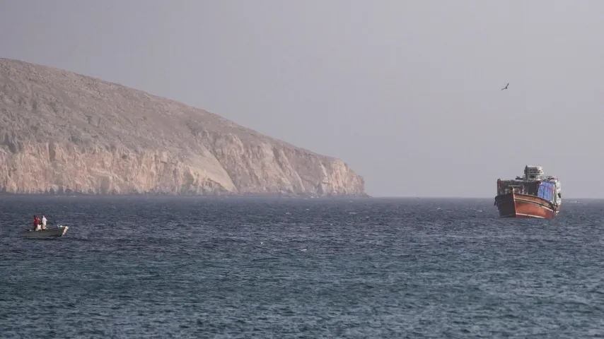 Wichtigste Handelsstadt im Hormuz bombardiert, USA „lässt Wut an Iran aus