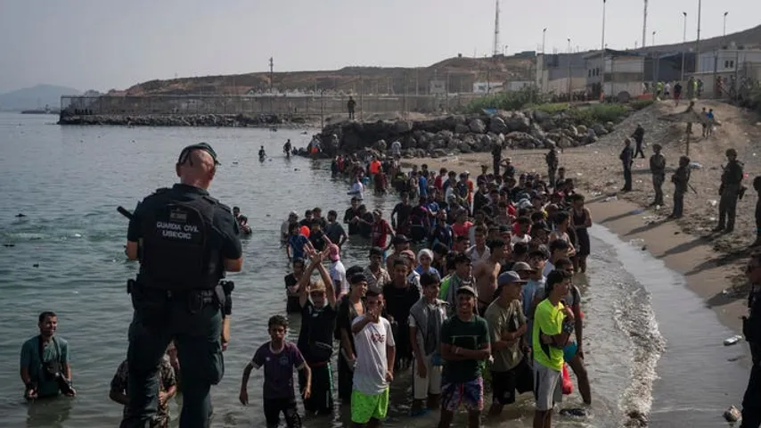 Chaos an Spaniens Grenze! Armee rückt in Ceuta ein, Zusammenstöße mit Migranten