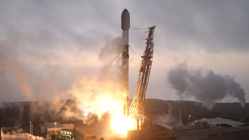 „Drei Tonnen TNT“: Explosion auf dem Mond / Musks Rakete außer Kontrolle, stürzt am Mittwoch ab