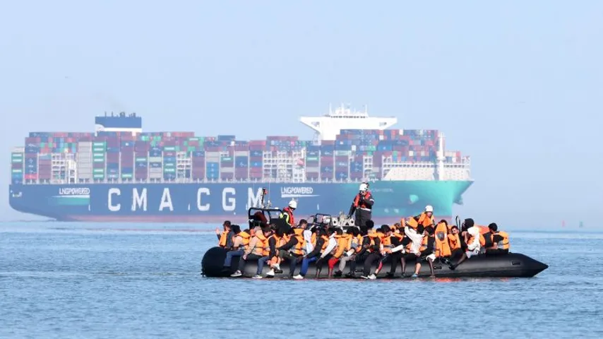 Gummiboot kentert mit 157 Menschen. Frankreich und England retten die Illegalen