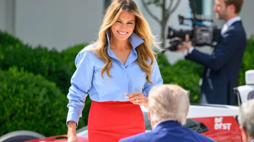 „Ich hörte, ihr habt mich vermisst“: Melania Trump verschwand einen Monat, scherzt mit Reportern
